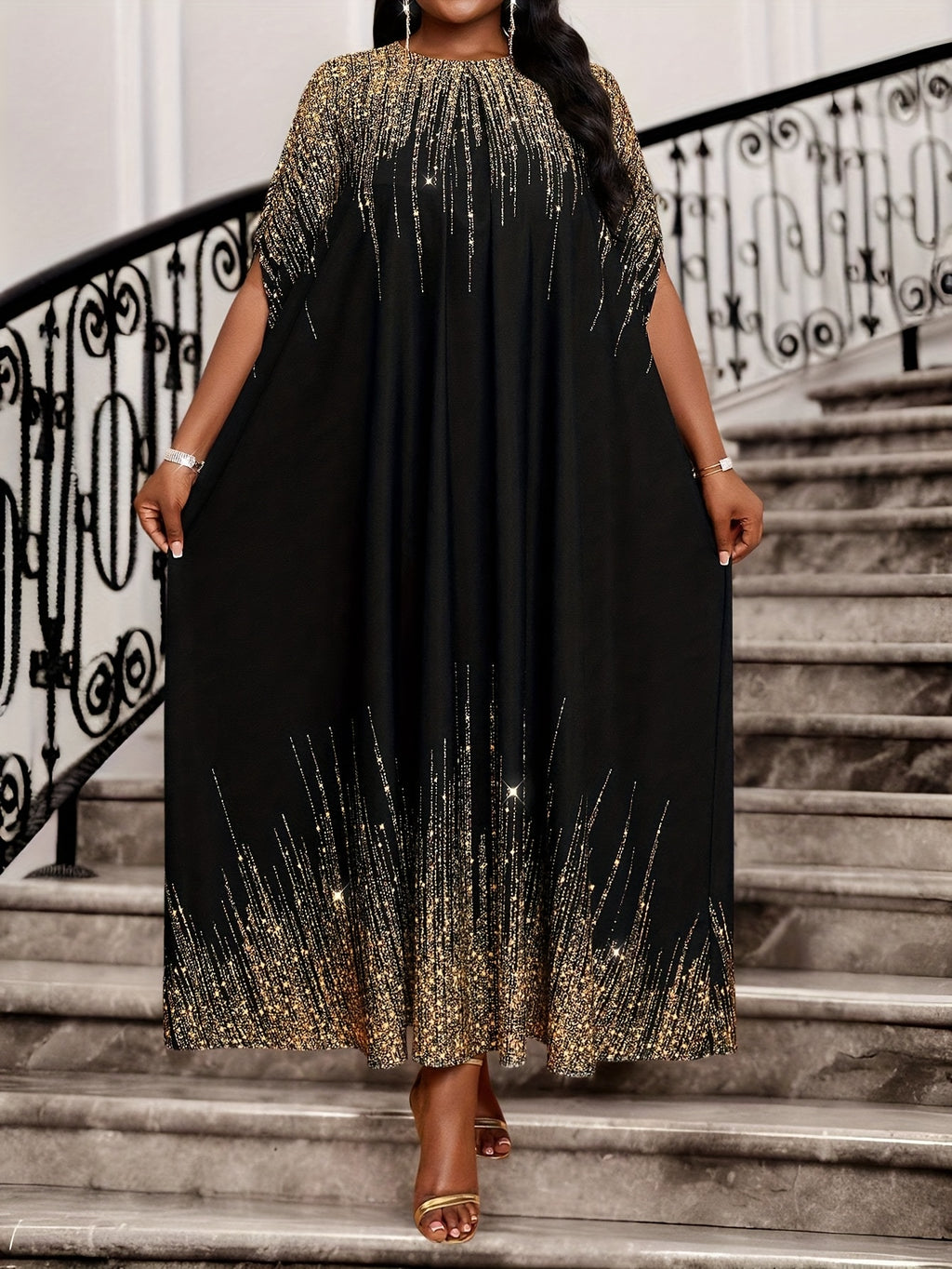 Grande taille - Élégante robe cape noire grande taille avec embellissements dorés