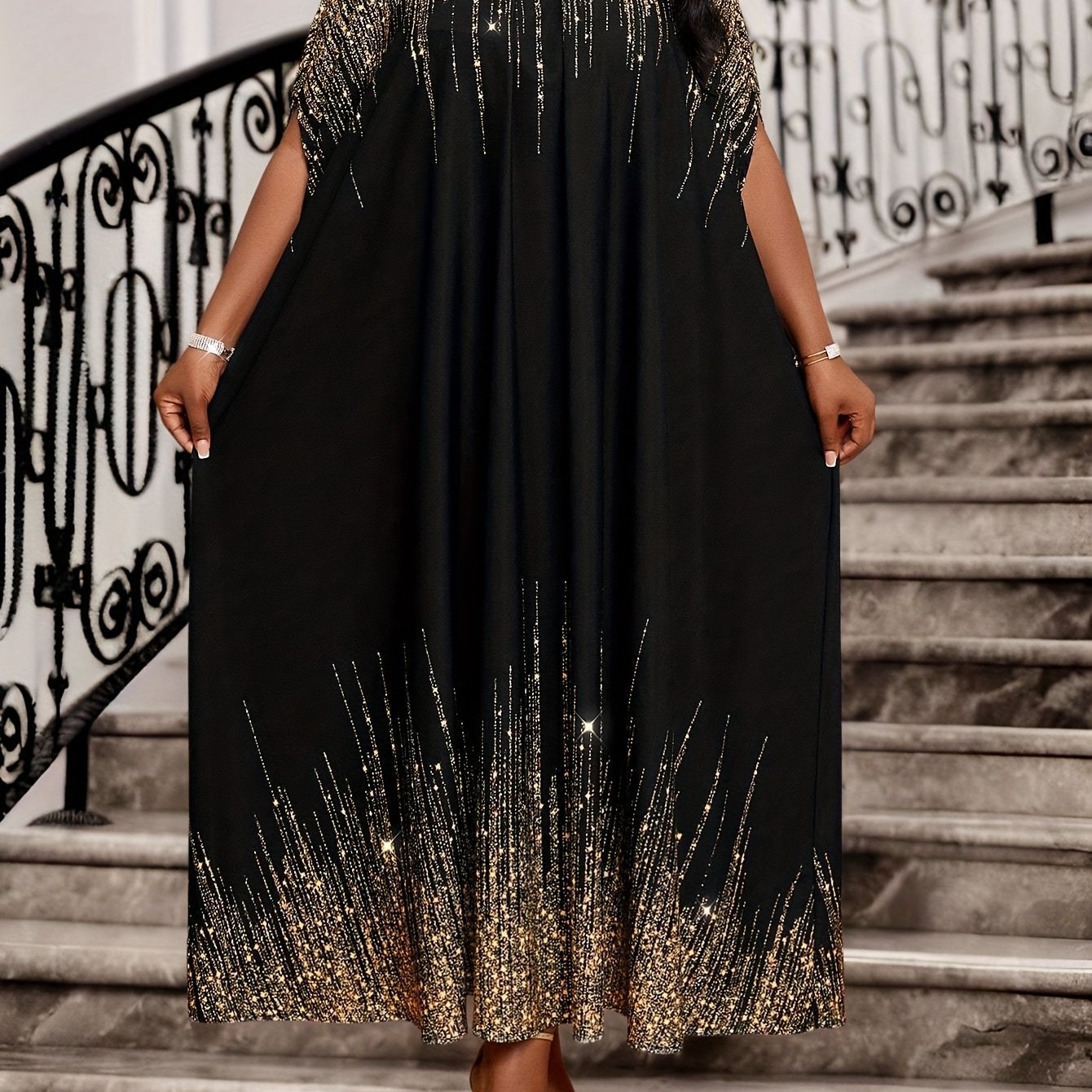 Grande taille - Élégante robe cape noire grande taille avec embellissements dorés