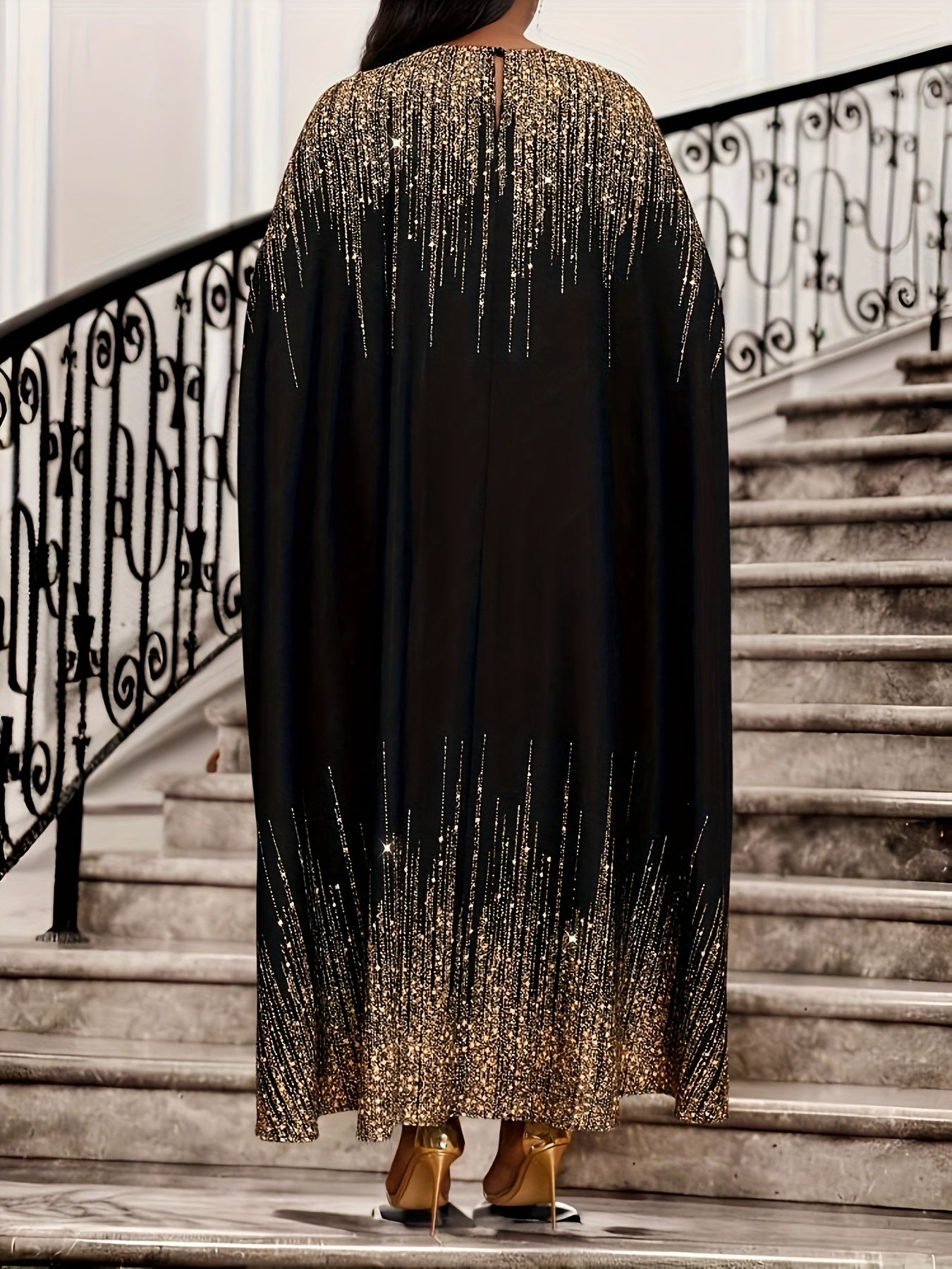 Grande taille - Élégante robe cape noire grande taille avec embellissements dorés