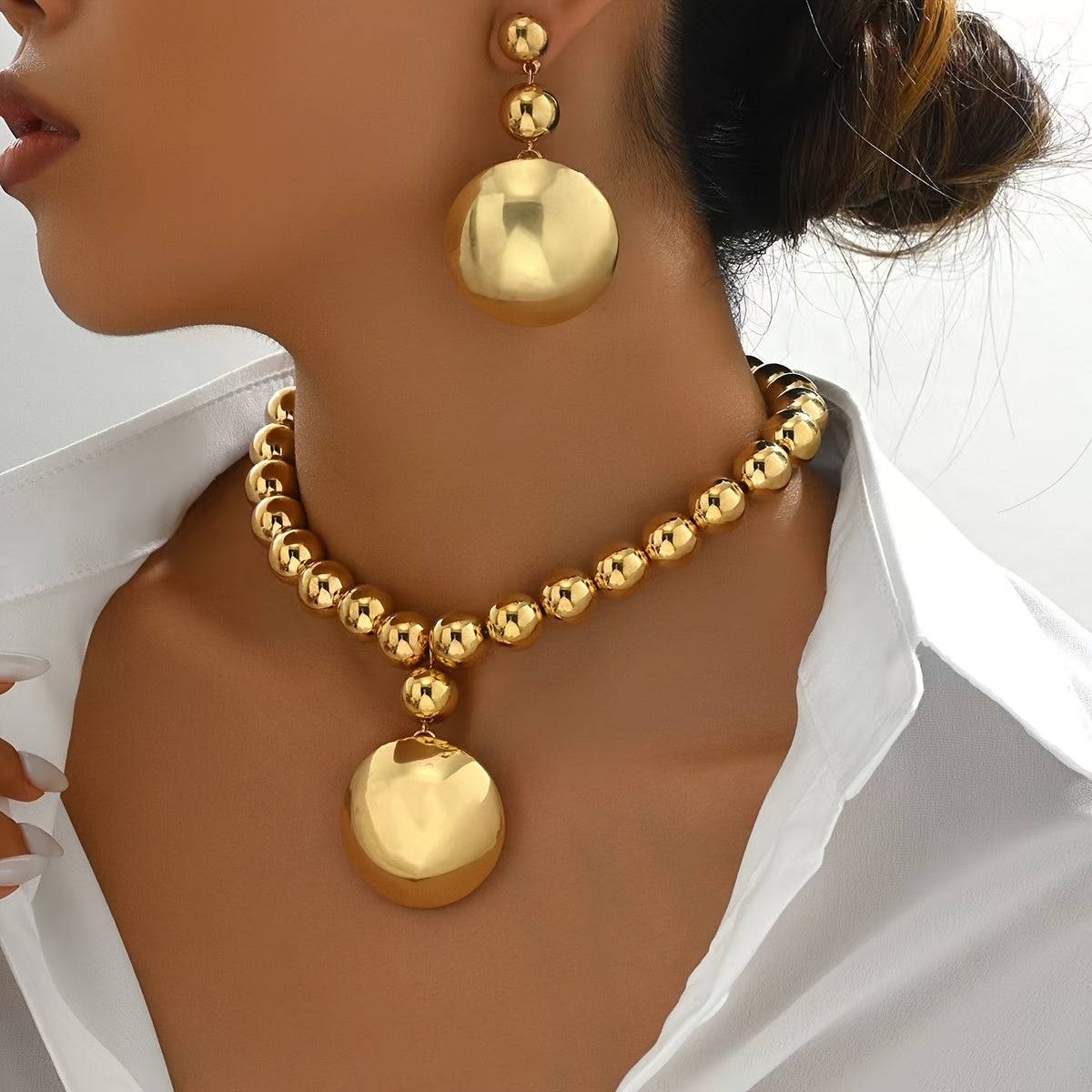 Un ensemble de 3 colliers à chaîne à billes texturées en métal.