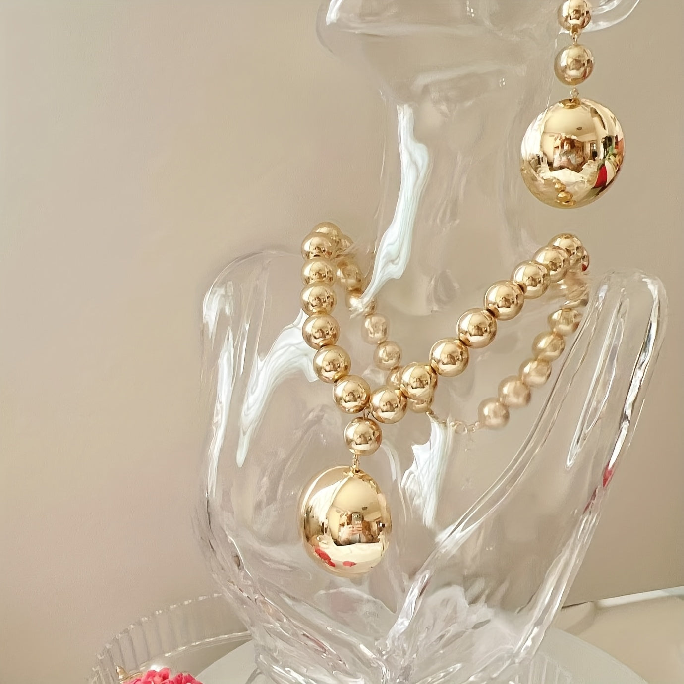 Un ensemble de 3 colliers à chaîne à billes texturées en métal.