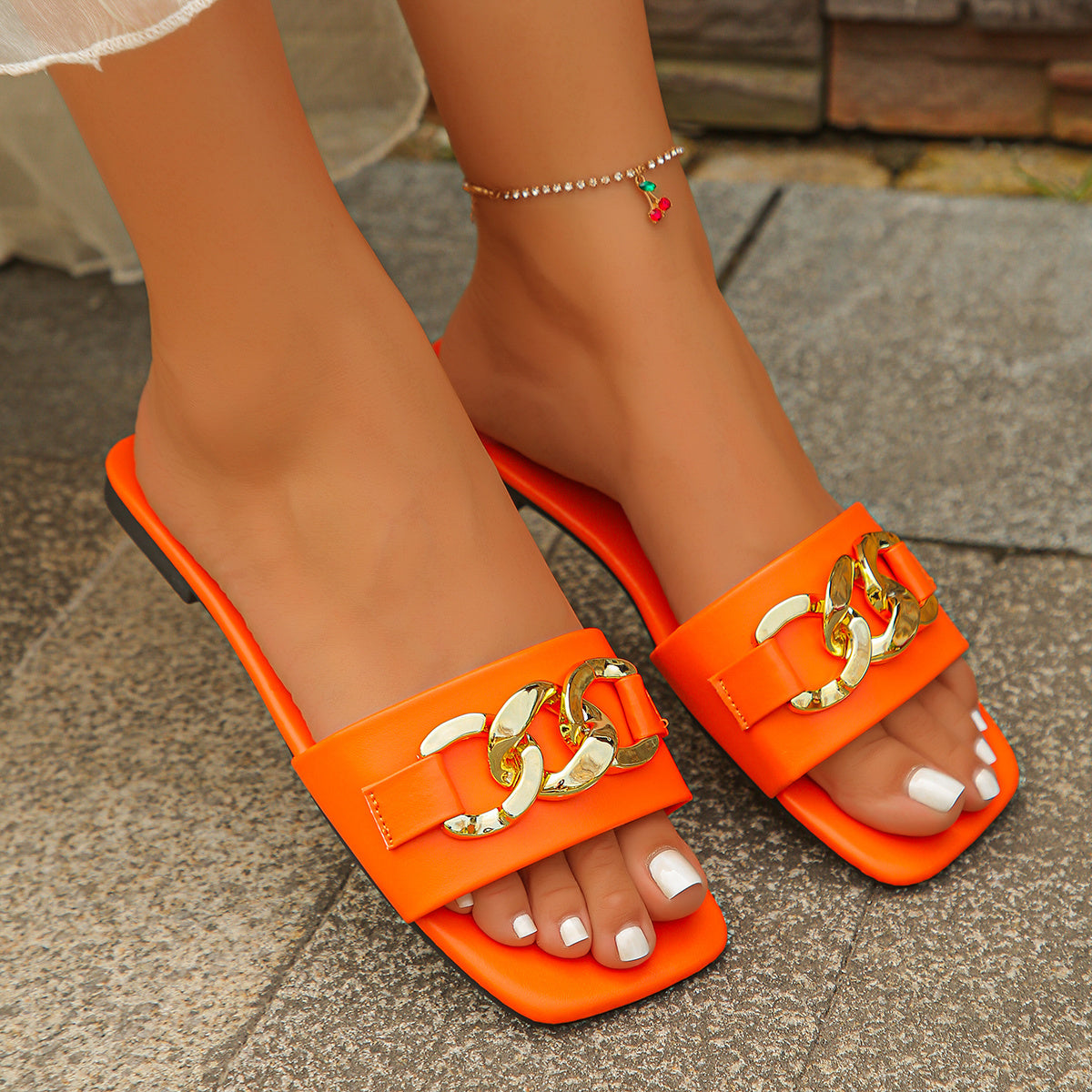 Sandales à glissière orange pour femmes avec décor de chaîne dorée